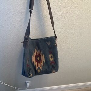 Gorgeous brand new MZ made sparrows song wool shoulder tote